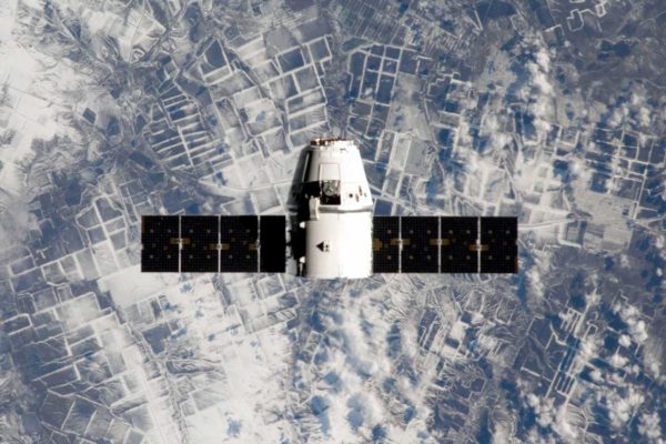 satellite qui survol la terre jeux éducatifs sur l'espace mede