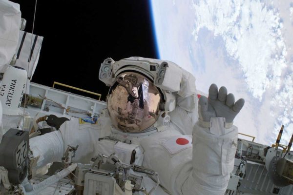 astronaute dans l'espace qui sort de sa capsule jeux éducatifs sur l'espace mede